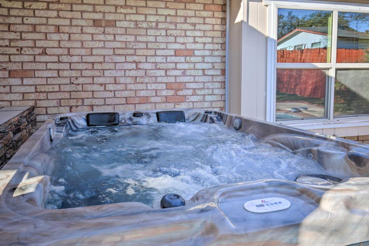 San Antonio Oasis With Hot Tub, Pool And Outdoor Bar! Βίλα Εξωτερικό φωτογραφία